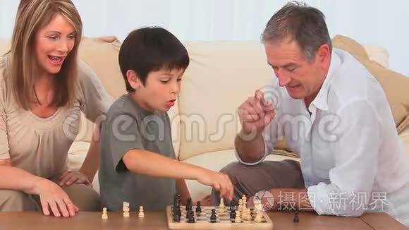 小孩子下棋