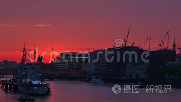 伦敦日落后的紫色天空视频