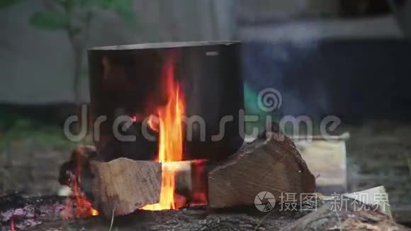 在旅游营地篝火旁烹饪食物视频