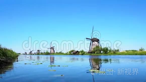 荷兰风车在河水上