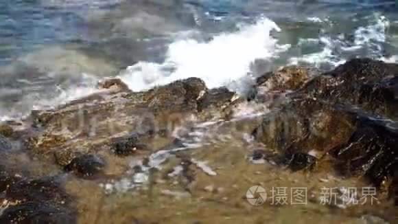 岩石海滩上的海浪