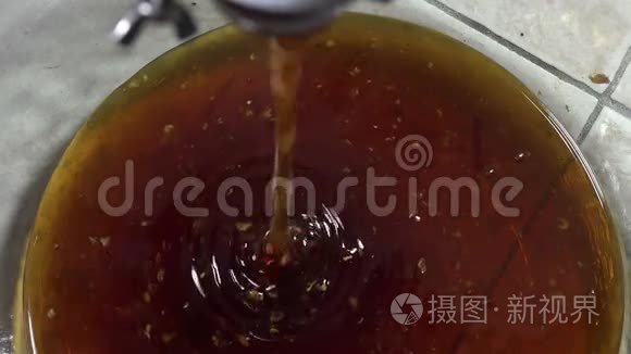 从机器里流出的未过滤的蜂蜜视频