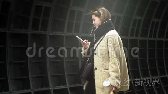 女人正在地铁里等火车