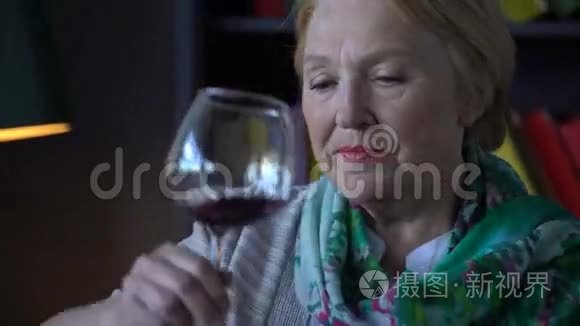 老年妇女在家喝酒视频