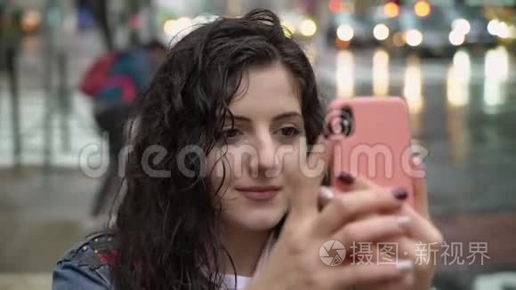 雨中漫步曼哈顿的年轻女子视频