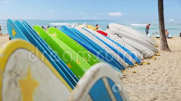 夏威夷怀基基海滩的出租冲浪板视频