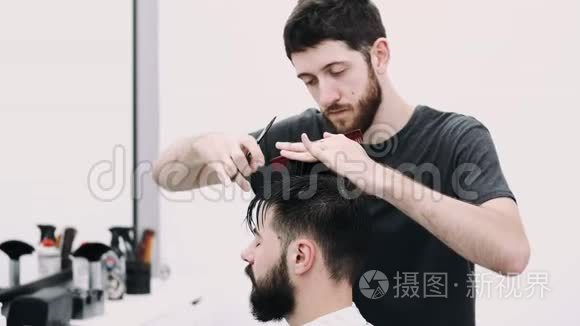 一个理发师理发的人视频