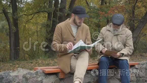 孙子和爷爷在公园的长凳上视频