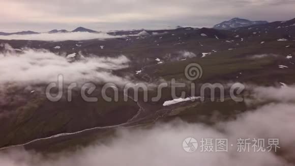 堪察加半岛的克罗诺茨基自然保护区。 从直升机库存录像中查看