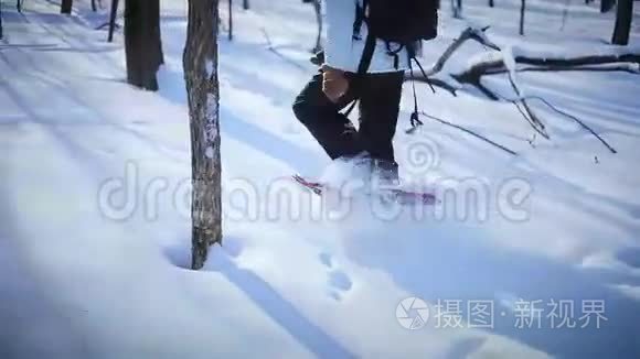 孤独的女人在大自然中飘雪