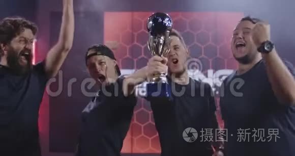 游戏锦标赛球队庆祝他们的胜利视频