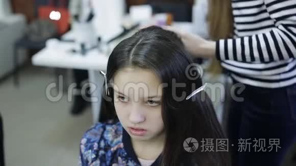 美发师让发型少女视频