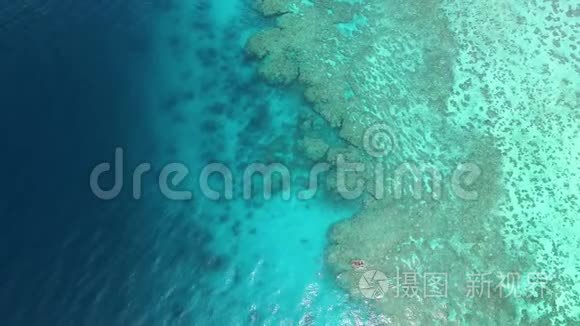 深蓝色的海洋和珊瑚礁视频