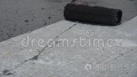 工人在地基上涂上沥青泥视频