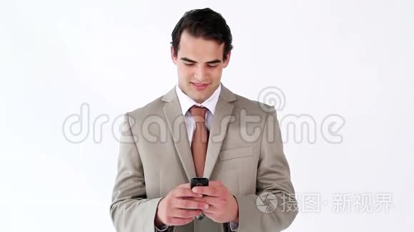 微笑的男人用手机发短信视频