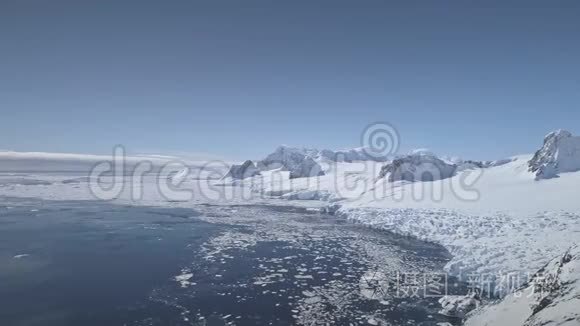 空中无人机飞越南极洲海岸线。