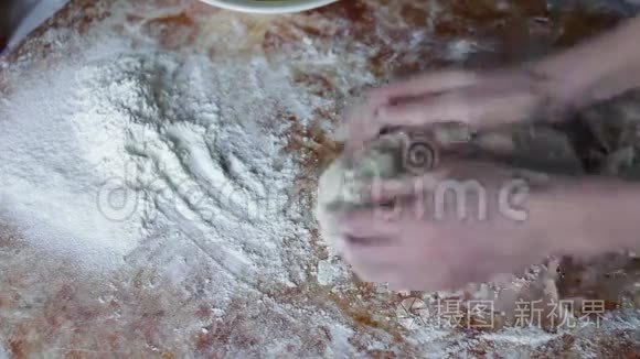 妇女准备家庭厨房饺子面团视频