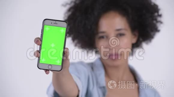 年轻快乐的非洲女人带着电话视频