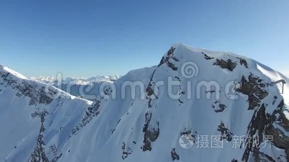 在索契的雪山上空飞行视频