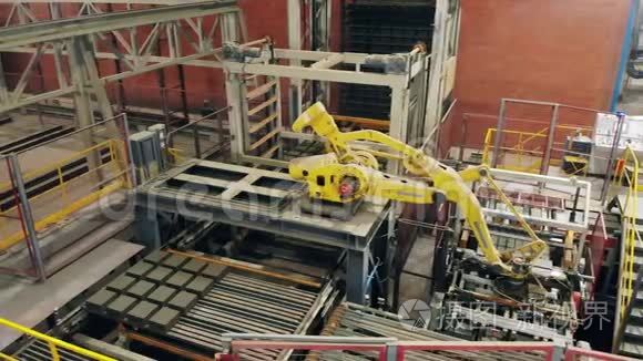 现代机械臂正在工业工厂移动视频
