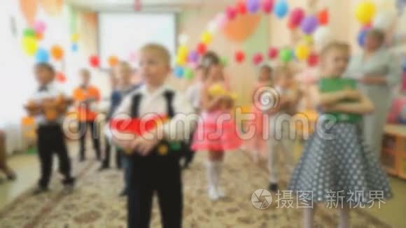 孩子们在幼儿园跳舞