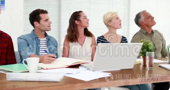 休闲商人向他的同事介绍视频