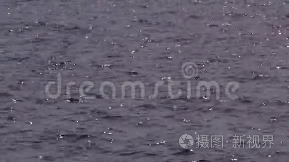 在海上缓慢的波浪运动视频