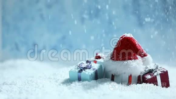 圣诞老人帽子和礼物在雪地里视频