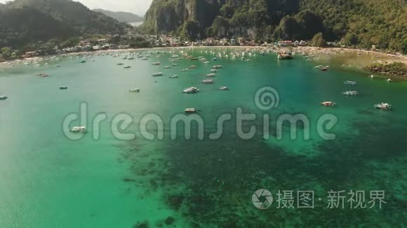 带蓝水的海湾里的旅游船视频