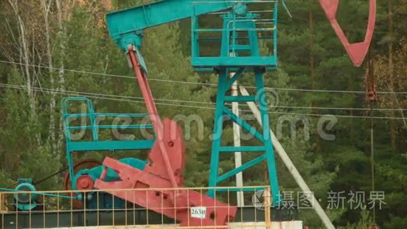 石油工业泵千斤顶在森林里视频