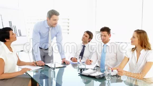 商务人士在会议期间与员工交谈视频