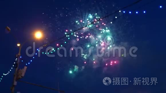 夜空中爆炸的烟花视频