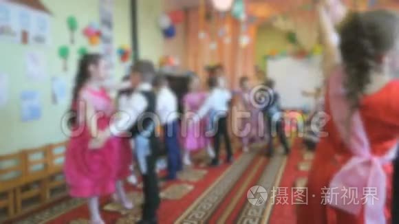 孩子们在幼儿园跳舞