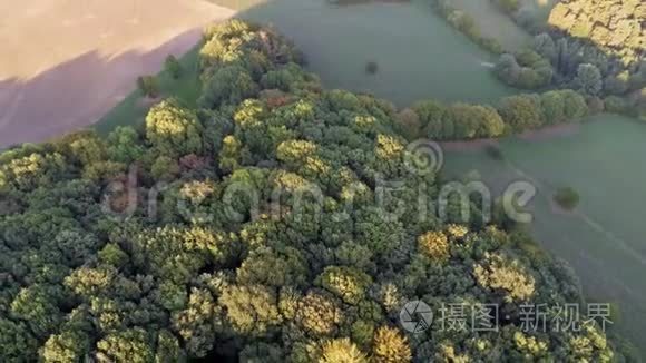 日落风景湖倒影日出光滑水面飞视频