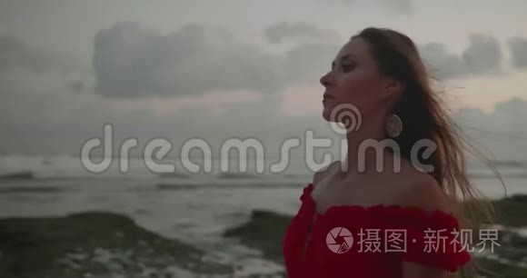 海滩上穿红裙子的美女视频