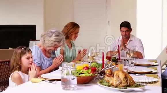 大家庭在圣诞晚餐前祷告视频