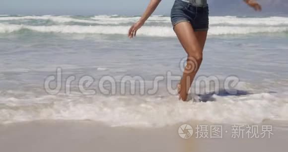 女人在阳光下在沙滩上跳舞视频