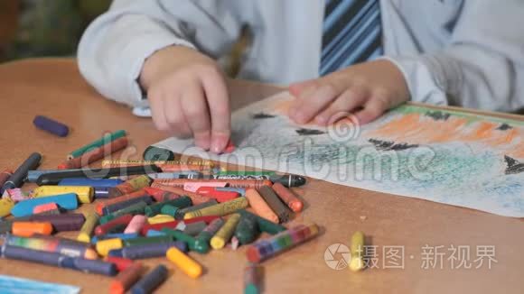 男孩用彩色粉笔和铅笔画画视频