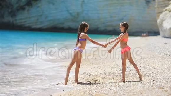 暑假期间在热带海滩玩的小女孩视频