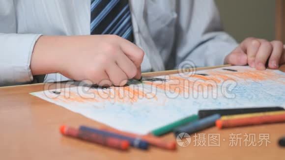 幼儿用粉笔和铅笔绘画