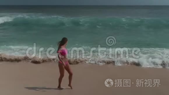 海滩上穿粉色比基尼的美女视频