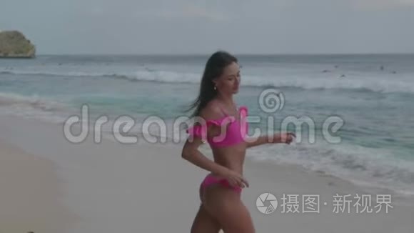 海滩上穿粉色比基尼的美女视频