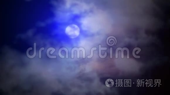 神奇的满月和夜空中的白云