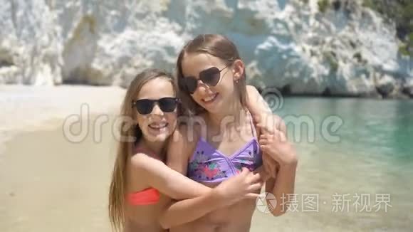 暑假期间在热带海滩玩的小女孩视频