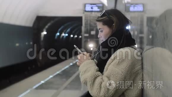女人正在地铁里等火车视频