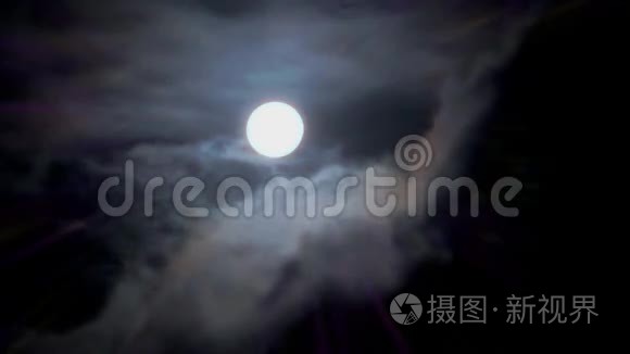 神奇的满月和夜空中的白云