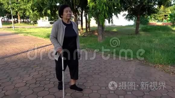 在公园里用手杖走路的老妇人视频