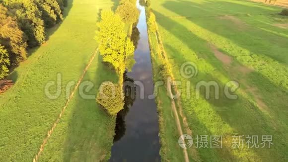 日落风景湖倒影日出光滑水面飞视频