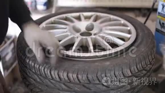 维修汽车车轮的技工视频