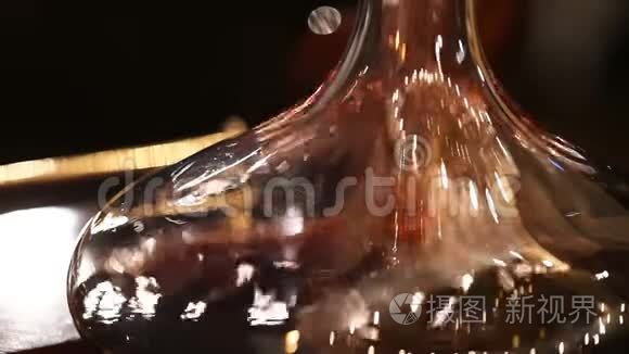 一个侍酒师把红酒倒进酒壶视频